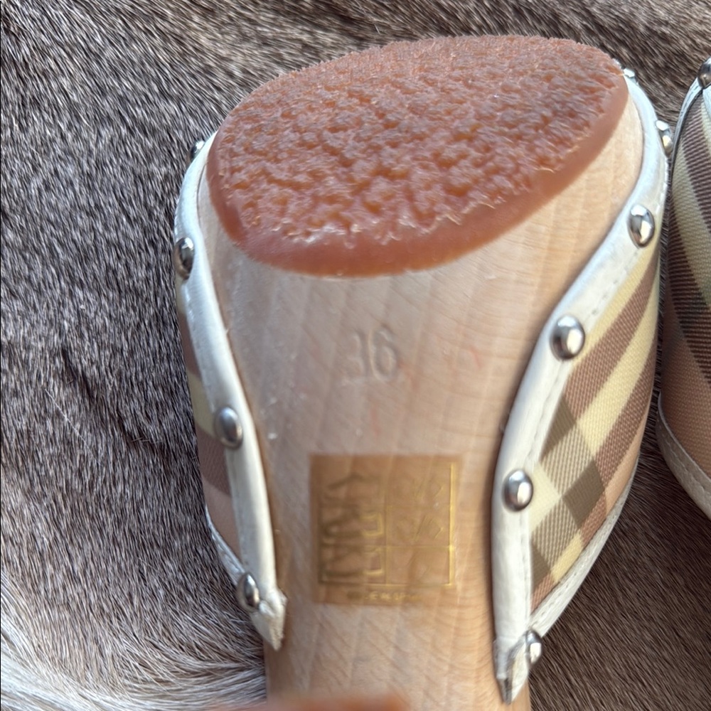 Burberry  Nova Cream and Tan Mules with Elegant Design - Picture 10 of 10